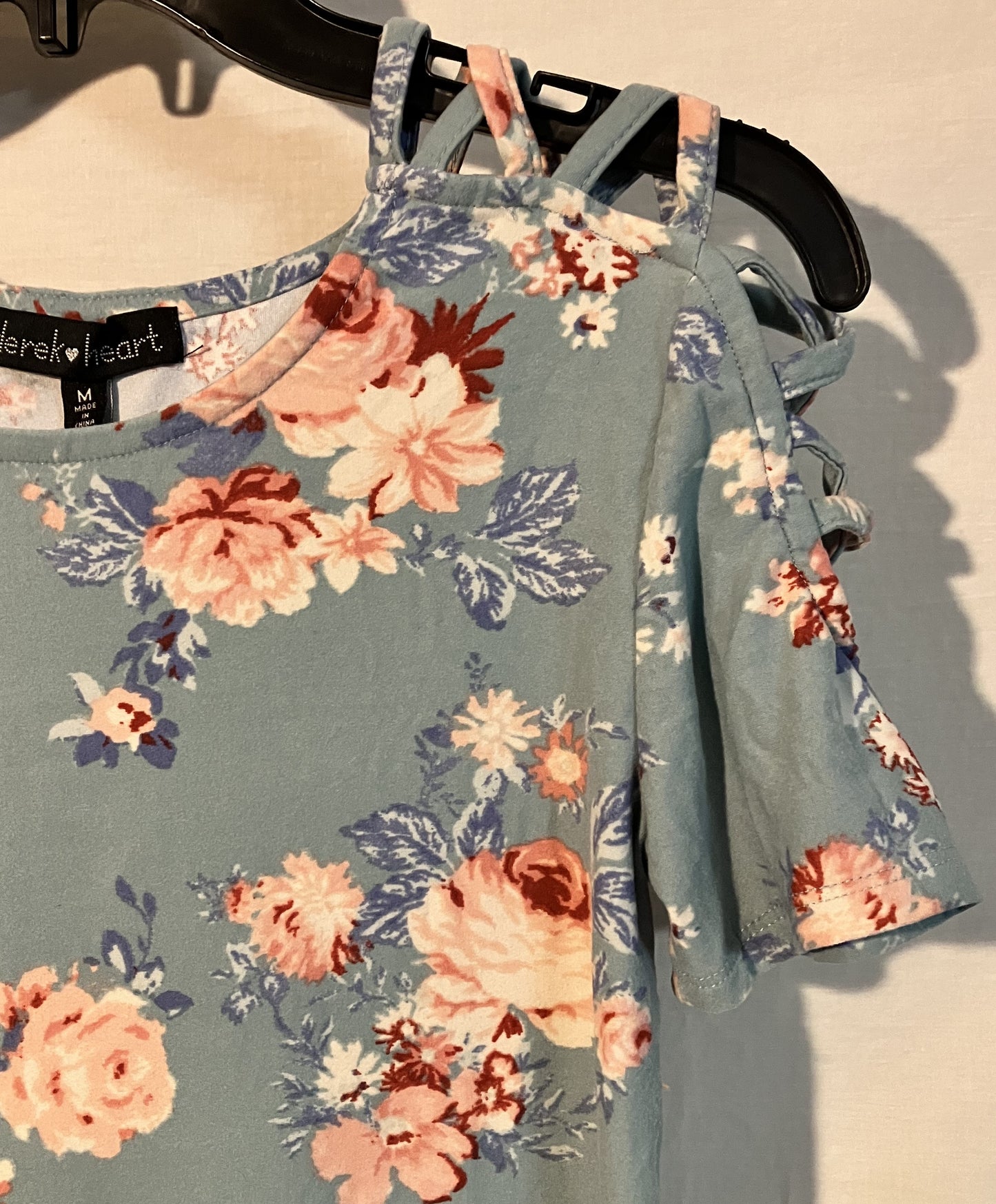 Rose print blouse with Criss-Cross Sleeves, Size Medium