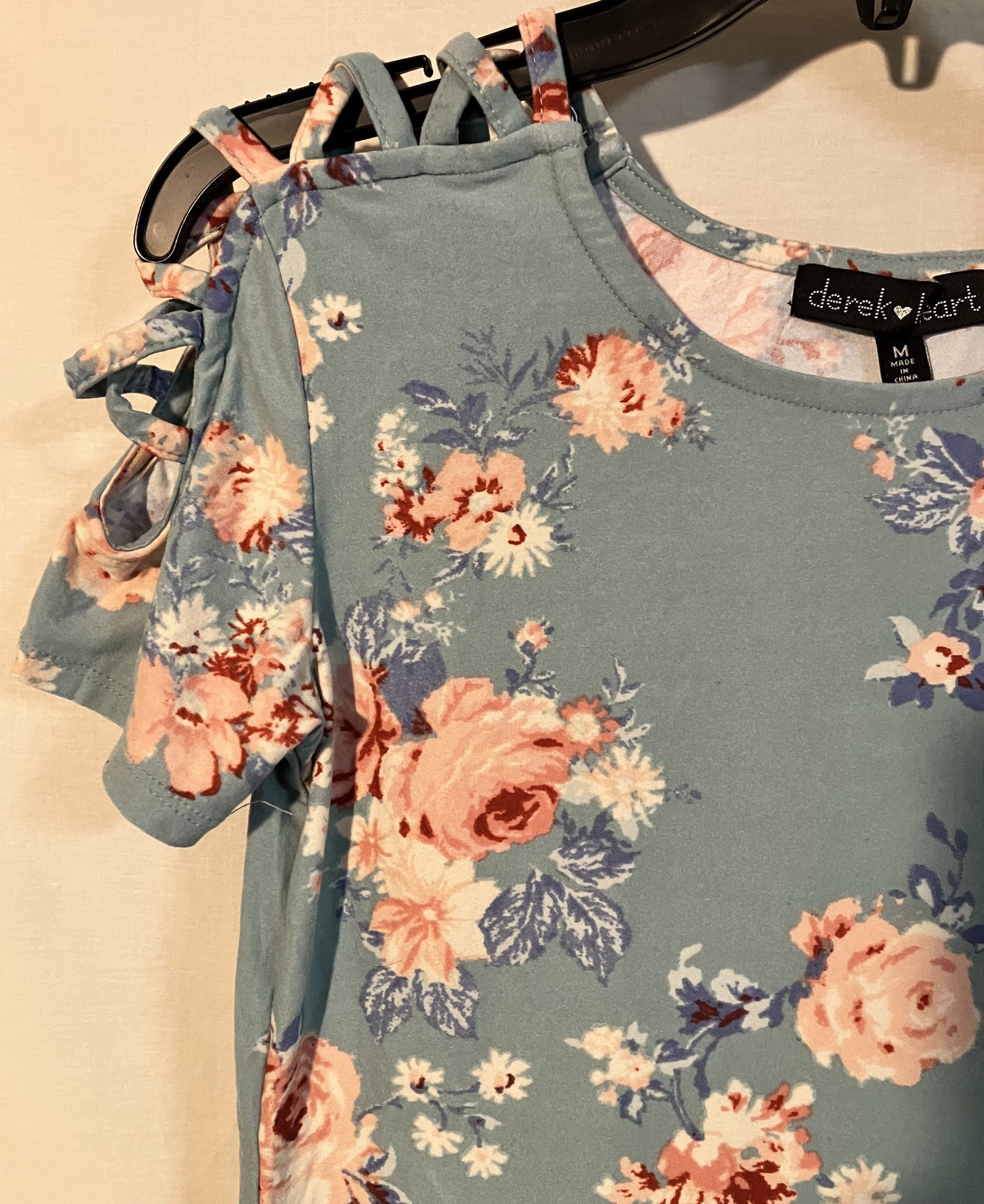 Rose print blouse with Criss-Cross Sleeves, Size Medium