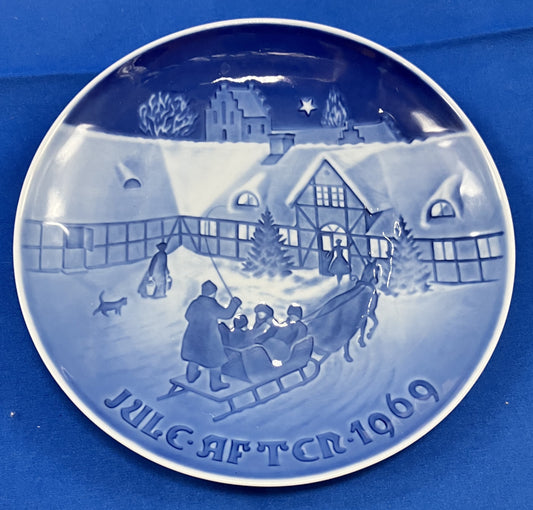 Christmas Plate Bing & Grondahl 1969 Arrival of Guests Denmark